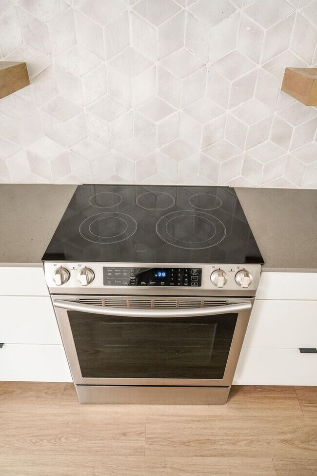 Building Photo - Modern East Austin 2/2 Condo Available Now!