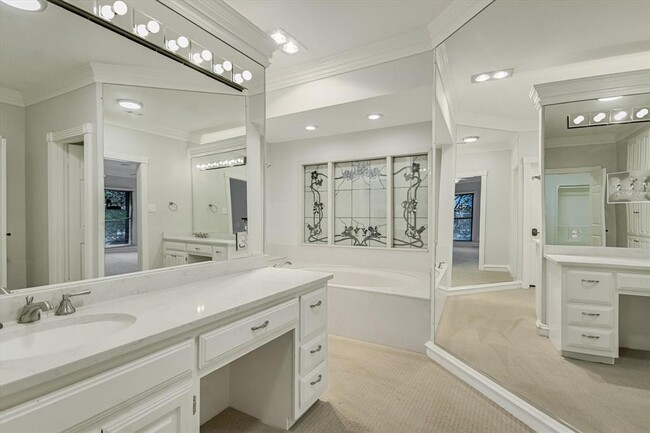 Building Photo - 4000 Belmont Park Dr