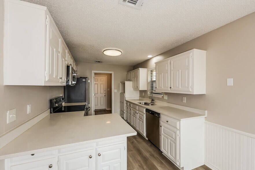 Building Photo - 308 Southlake Dr