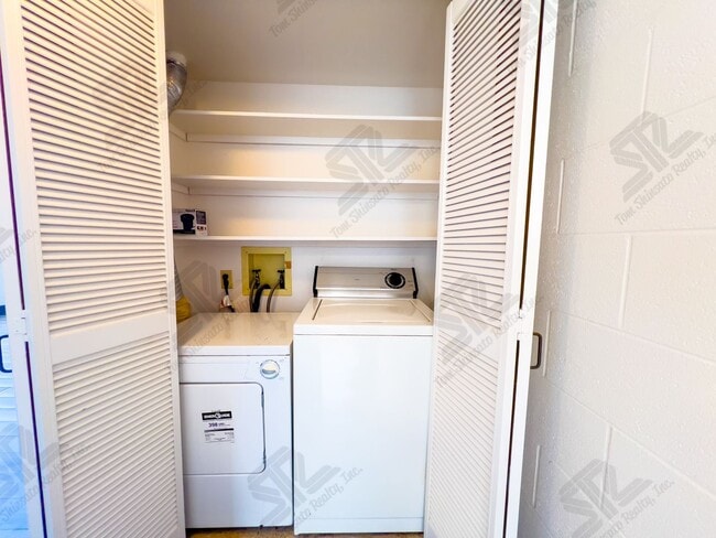 Building Photo - 1 bedroom , 1 bathroom, 1 Parking in Build...