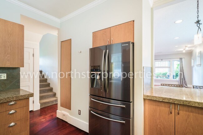 Building Photo - Amazing upscale John's Landing home.