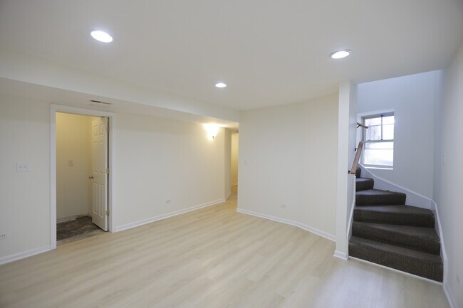 Building Photo - 1223 E 52nd St