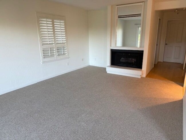 Building Photo - Newly Updated Condo with In-Unit Laundry and View