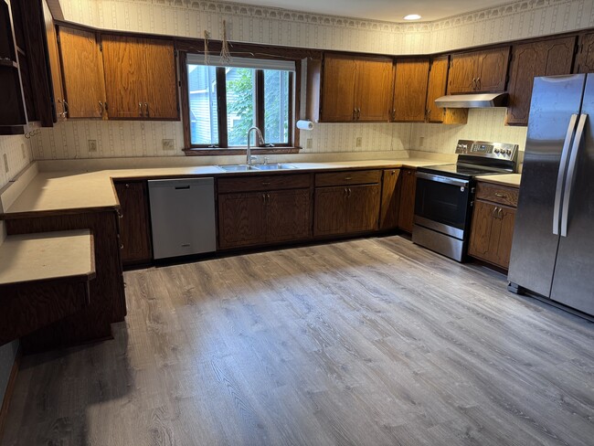 Building Photo - 157 College St