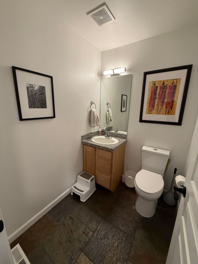 Building Photo - Beautiful 3 Bed/2.5 Bath Home in West Bend - Albany Ave