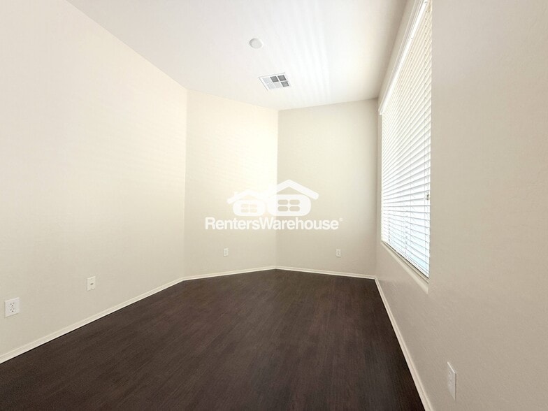 Building Photo - 532 E Trellis Rd