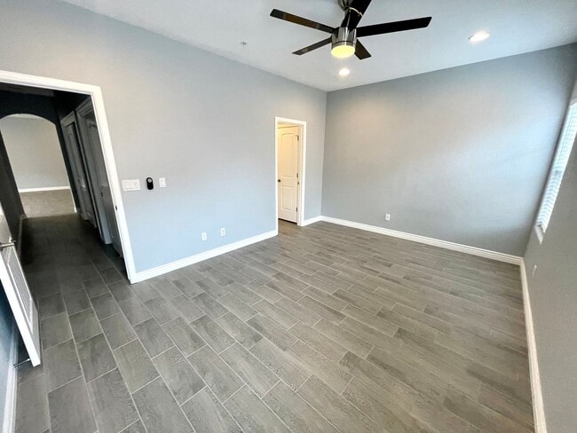Building Photo - Beautiful 3 Bedroom Townhome Near Kingman Hospital!