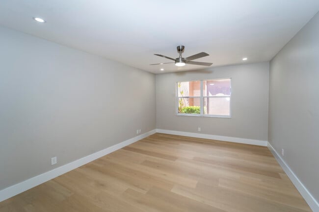 Building Photo - 6185 NW 77th Pl