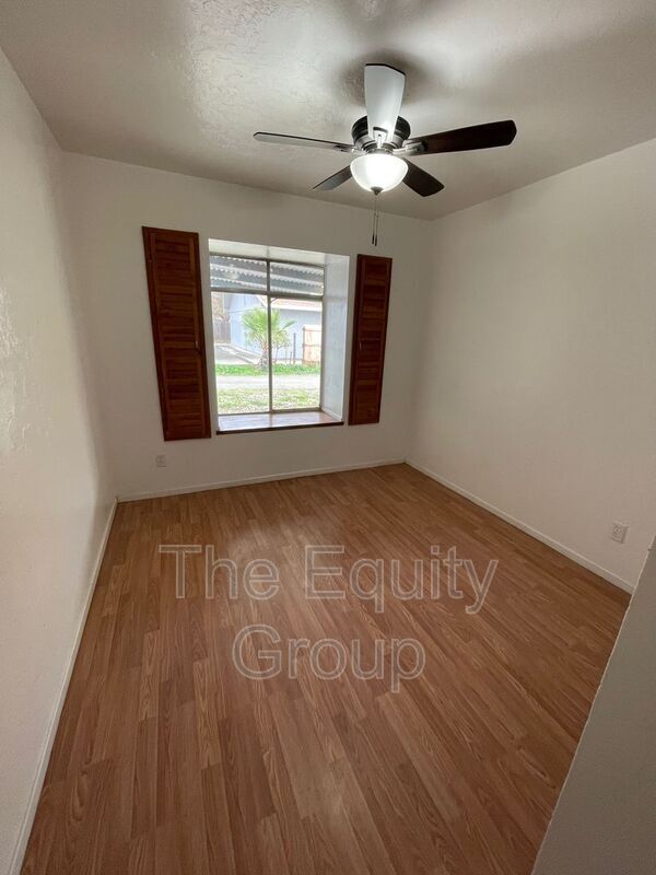 Building Photo - 856 W Chestnut St