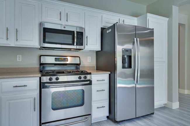 Building Photo - NW!!! 4 bedrooms!!! Pool and Spa!!! All ti...