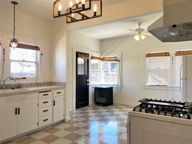 Building Photo - Must see this Antique Beauty! 3-bed/1 bath...