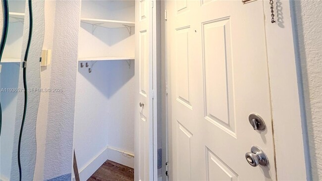 Building Photo - 643 Vista Isles Dr