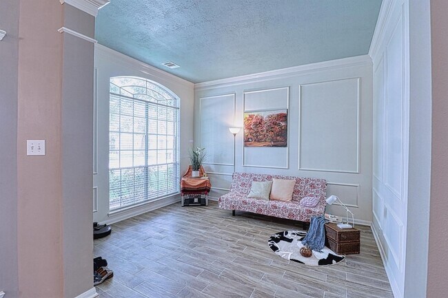 Building Photo - 2123 Meadow Park Cir