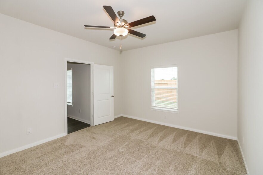 Building Photo - 428 Polly Grv Dr