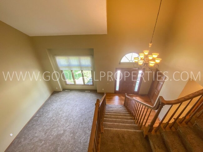 Building Photo - Executive Home - 4 Bedroom, 3.5 Bathroom in Country Club Neighborhood with Finished Basement
