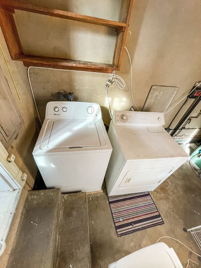 Building Photo - LOCATION LOCATION LOCATION!!! 3 Bedroom/ 2...