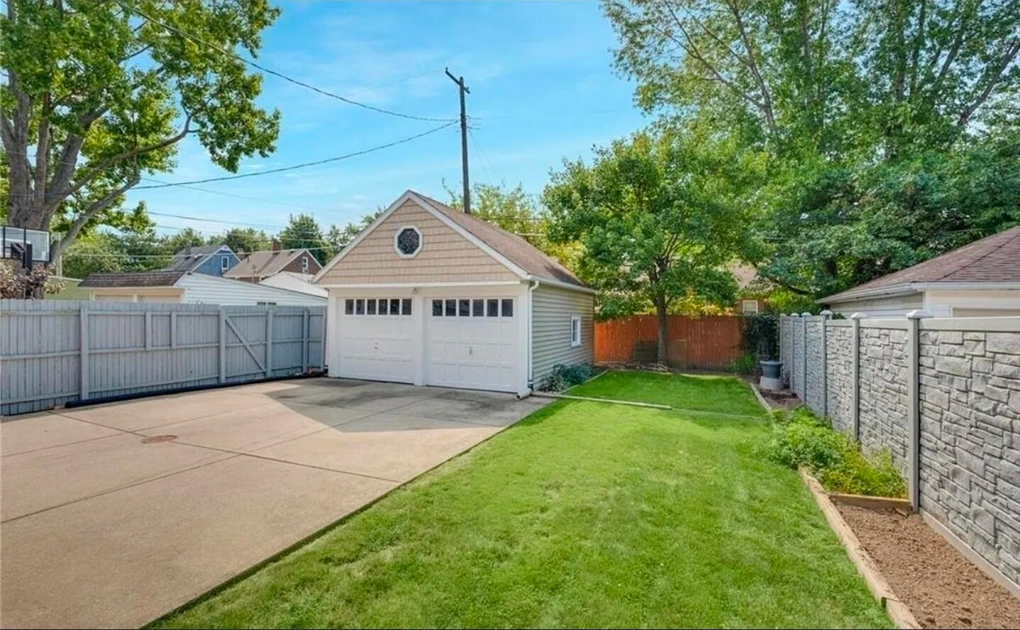 pacious Backyard & Garage Expansive backyard perfect for summer BBQs, entertaining, or relaxing outd - 90 E 216th St
