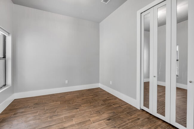 Building Photo - 1707 N Peninsula Ave