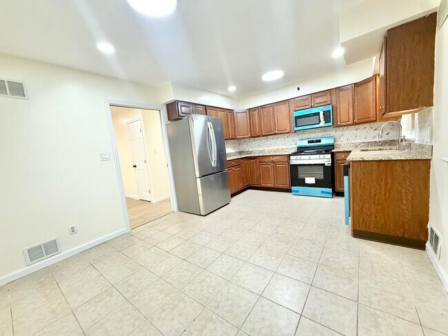 Building Photo - 588 Avenue A