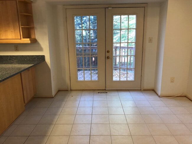 Building Photo - Spacious Townhome, Great Location!