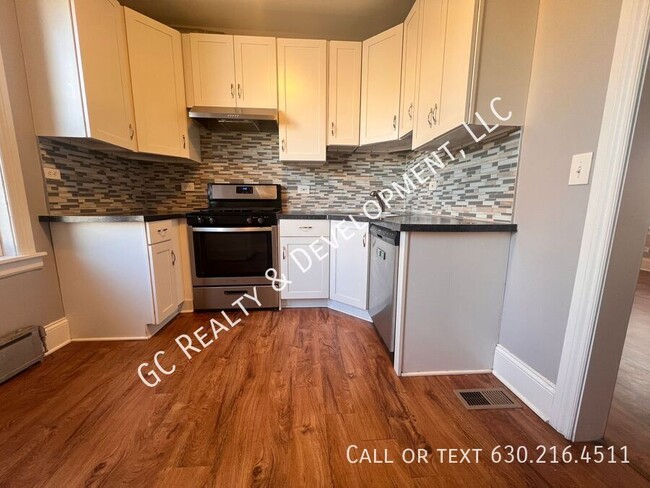 Building Photo - *** ALBANY PARK / 4 BEDROOM - 2 BATH / ONS...