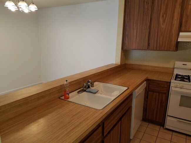 Building Photo - 1 BED/ 1 BATH CONDO