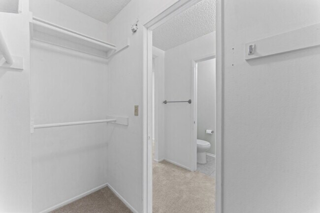 Building Photo - "Charming 2-Bed, 2-Bath Condo Retreat in S...