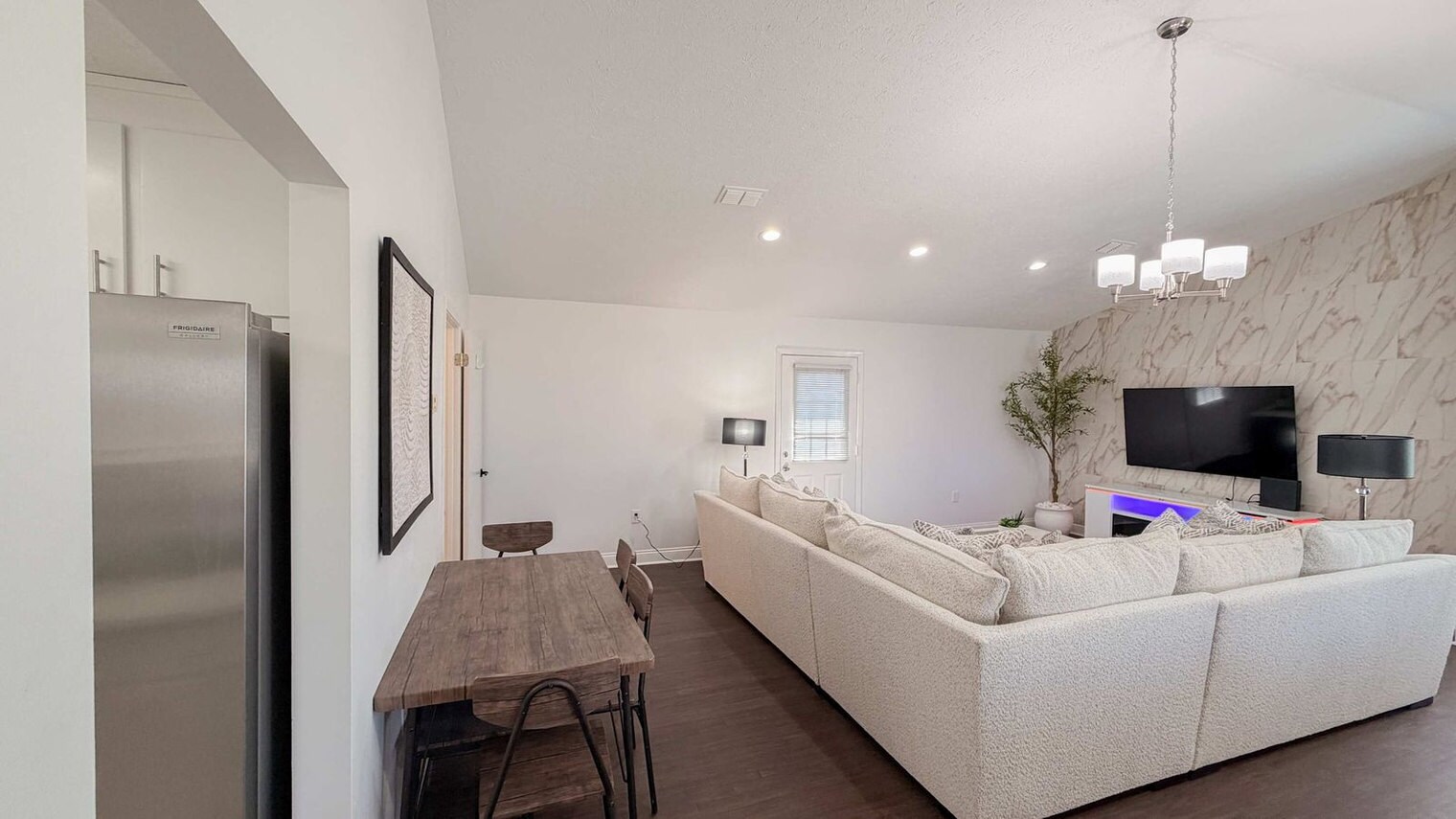 Building Photo - 300 W 23rd Pl