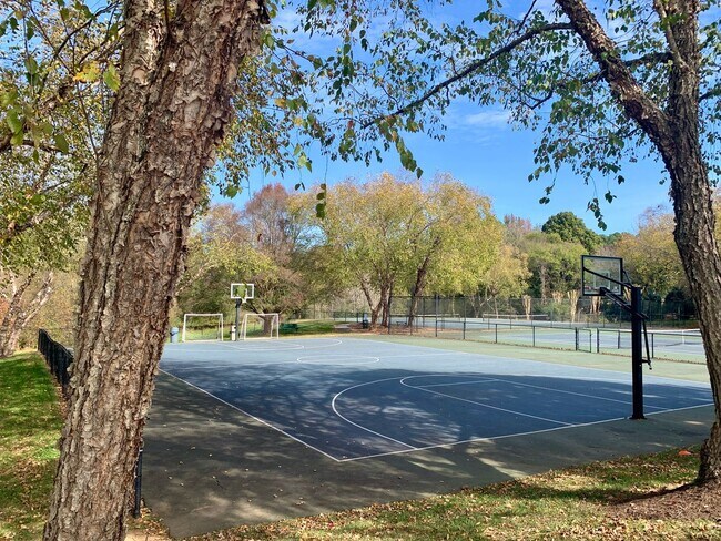 Building Photo - AMAZING Luxurious Residence, Near Educatio...