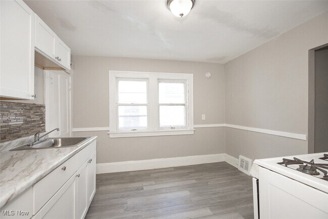 Building Photo - 844 E 154th St