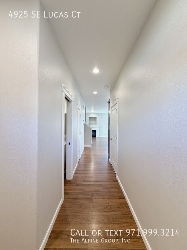 Building Photo - 4925 SE Lucas Ct