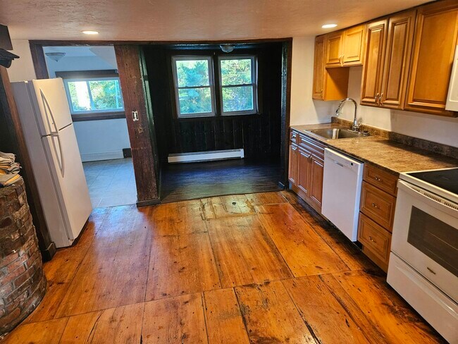 Building Photo - 81 Oak St