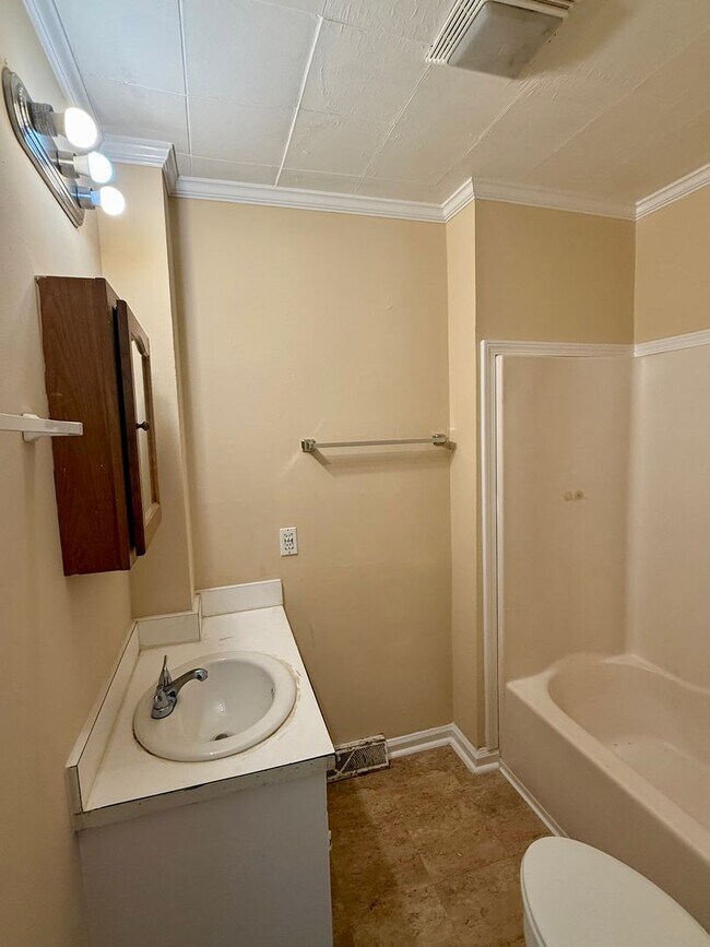Building Photo - Three bedroom, 1 bath house in Burlington