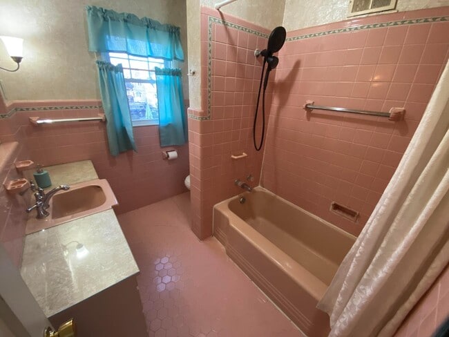 Building Photo - 106 W 20th St