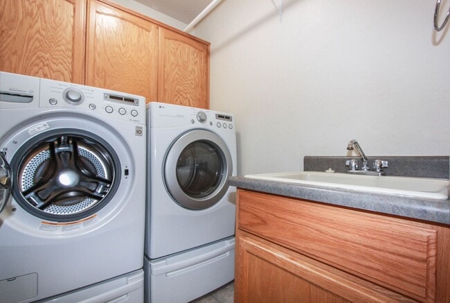 Building Photo - 4 Bedroom Home with 3 Car Garage in PV!