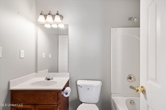 Building Photo - SUPER CUTE THREE BEDROOM 3 BATH TOWNHOME