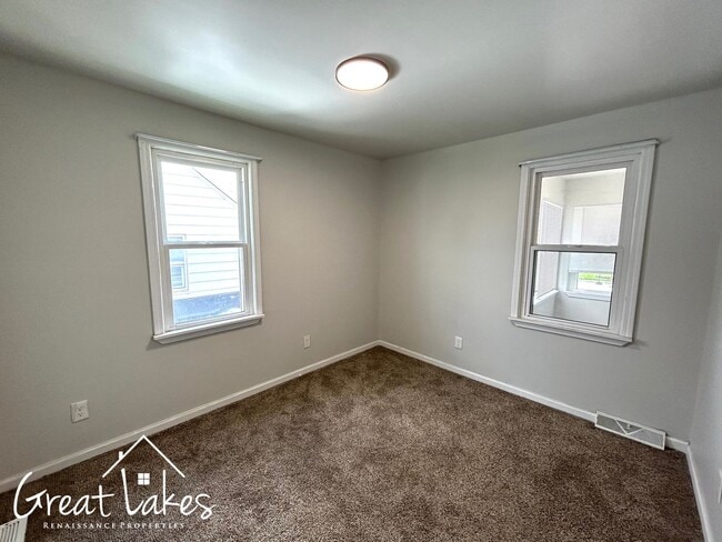 Building Photo - Beautiful 2 Bedroom 1 Bathroom now available for rent