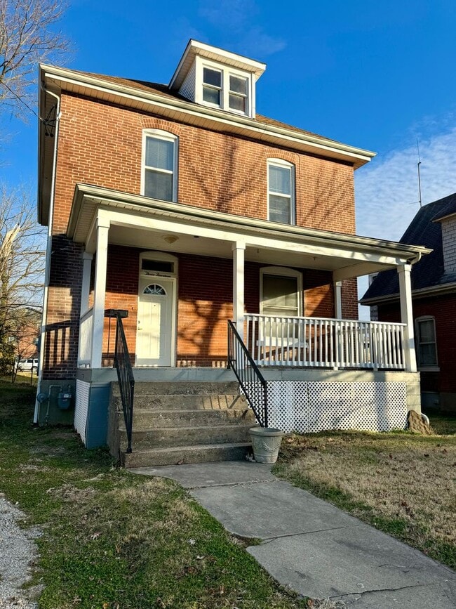 Primary Photo - 4 Bedroom / 2 Bath House - Near SEMO's Cam...