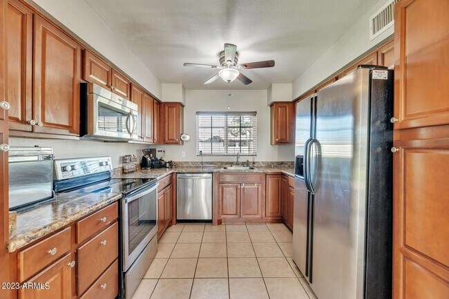 Building Photo - Welcome to your new home in Lake Biltmore Estates! ONLY 2199.00/$500 Of 2nd Month Rent