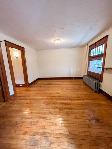 Building Photo - 208 King St