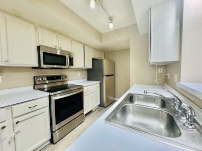 Building Photo - "Charming 2-Bed, 2-Bath Townhouse with Gleaming Hardwood Floors in Saint Anthony!"