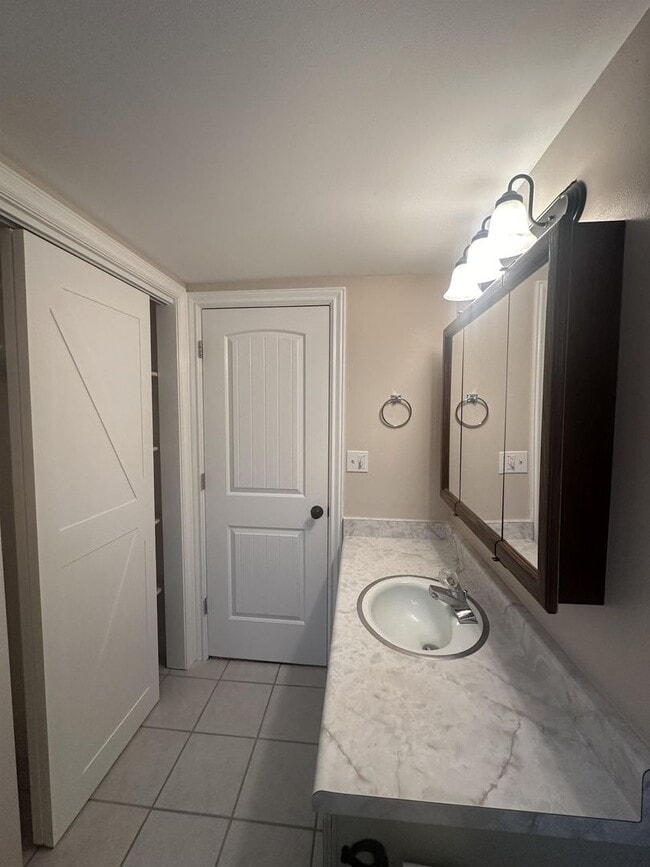 Building Photo - Cute country home available!