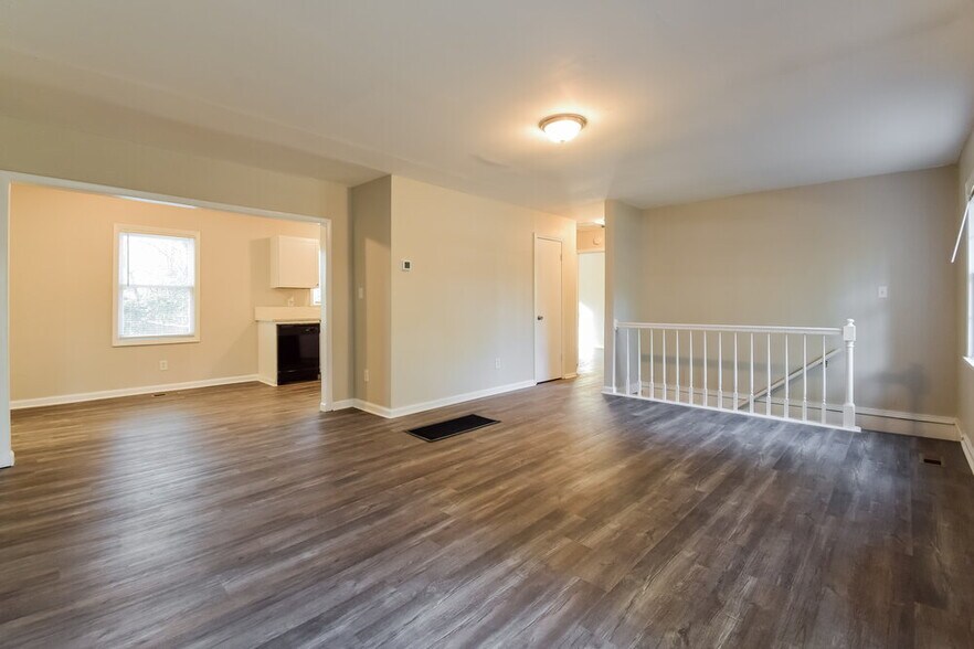 Building Photo - 842 Bonneville Terrace NW