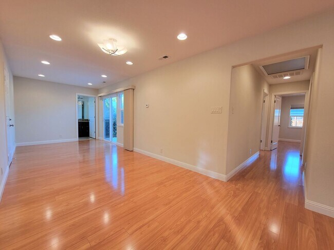 Building Photo - Updated Home in Palo Alto Available with Air Conditioning