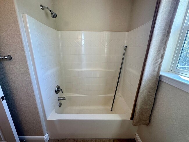 Building Photo - 215