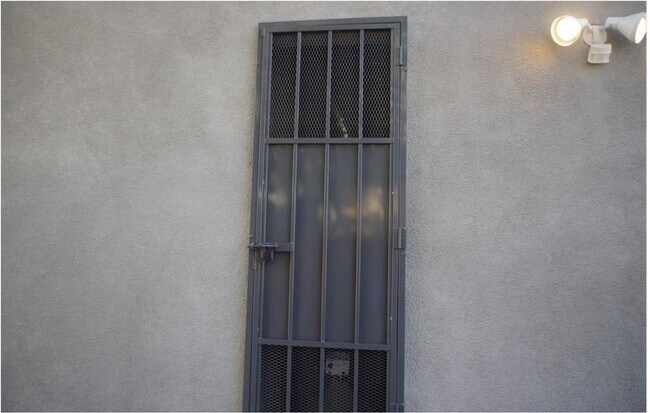 Building Photo - 3(2818)
