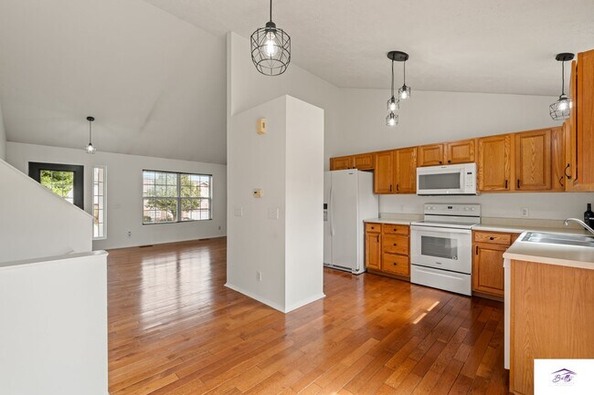 Building Photo - AVAILABLE NOW!