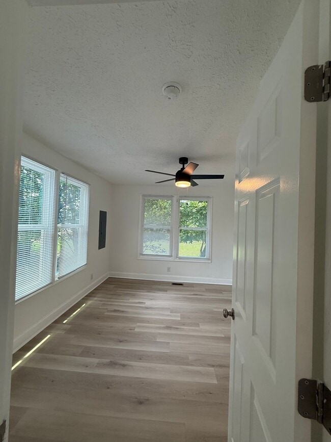 Building Photo - Space, Style & Location—All Under One Roof—For $1250 a Month