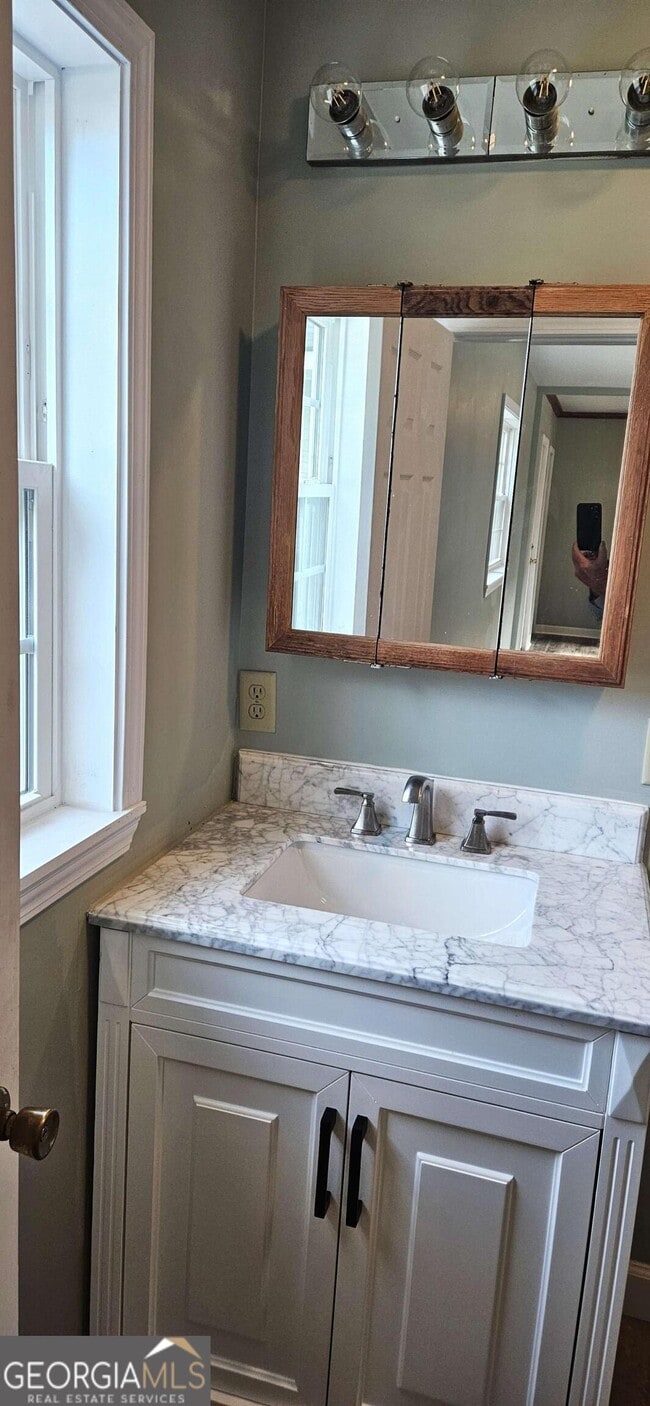 Building Photo - 860 Northside Dr E