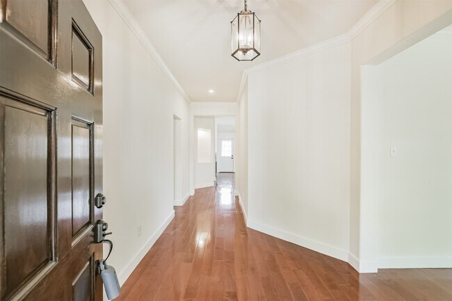 Building Photo - 7 Heron Hollow Ct